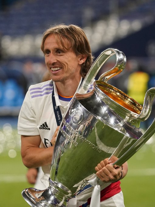 哥本哈根球迷单场向场内投掷83枚烟花，俱乐部被罚15万克朗