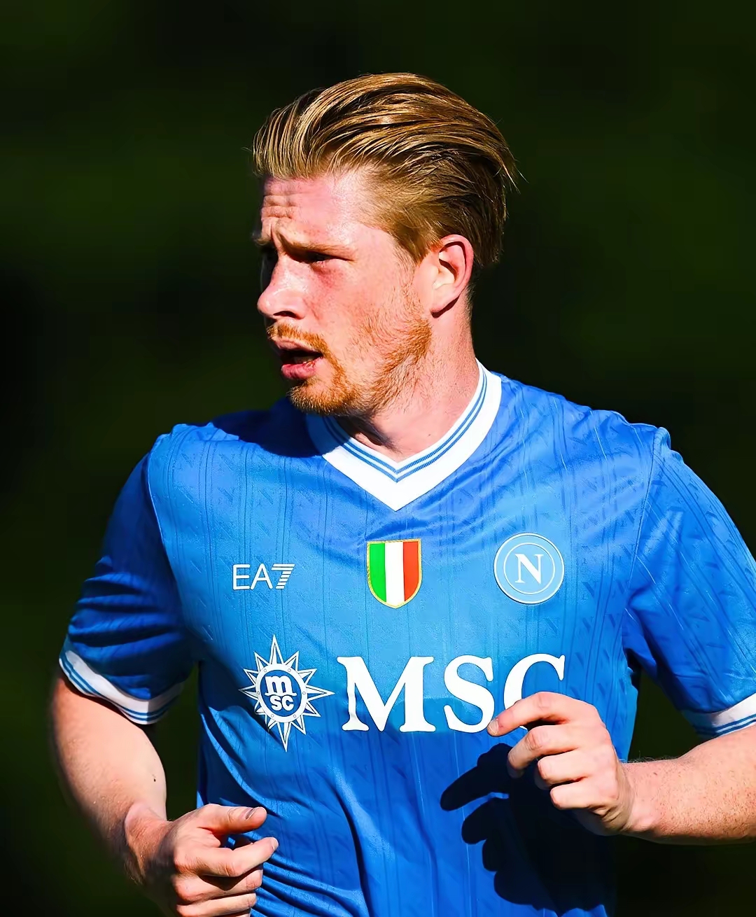 利物浦对施洛特贝克表现出浓厚兴趣，有望在2026年夏天转会，转会费可能达5000万英镑。