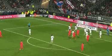 心情不错！知名说唱歌手Jay-Z现身湖人主场观看NBA杯