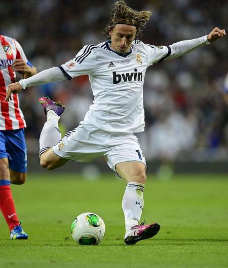 前锋连续三轮破门，全场观众沸腾