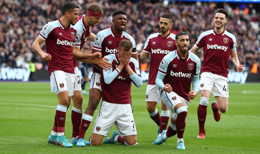 邮报：曼联正与纽卡争夺谢什科，为遵守PSR愿低价出售霍伊伦