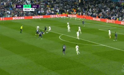 泰州举办“苏超泰州英雄大会”，市民夹道欢迎泰州队将士凯旋