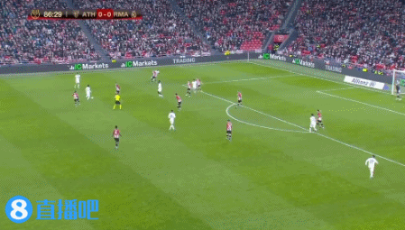 理性追星，新鹏城vs成都赛后有球迷跳下看台与韦世豪合影